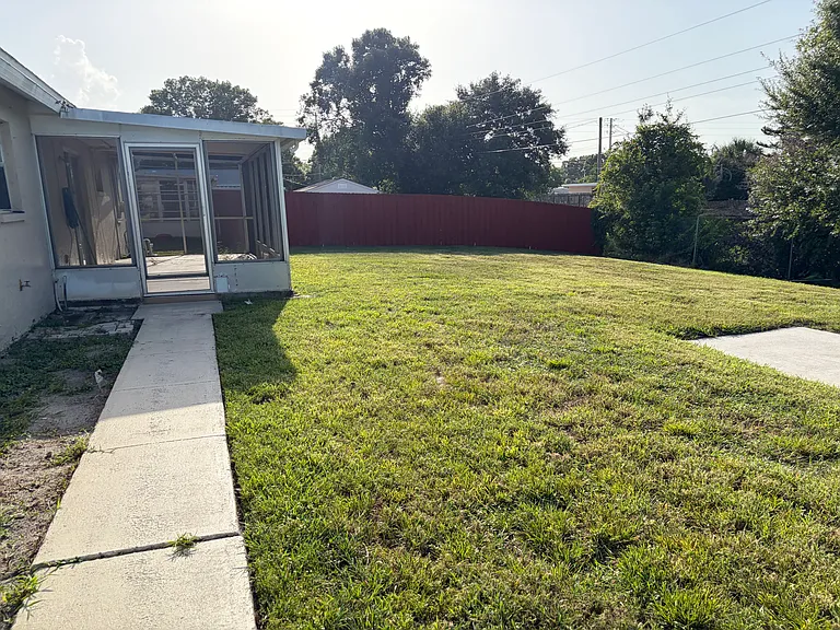 1950 Henry Ave — Photo 17