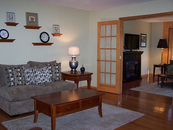 3rd image of 147 Devonshire Dr