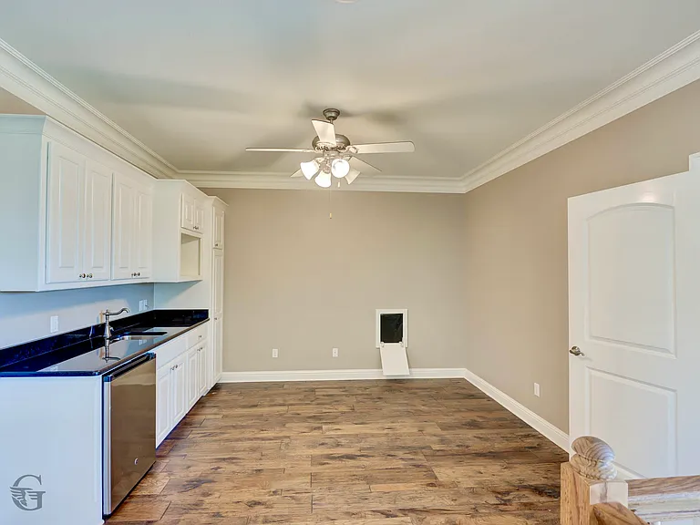 555 Canterbury Ln — Photo 18