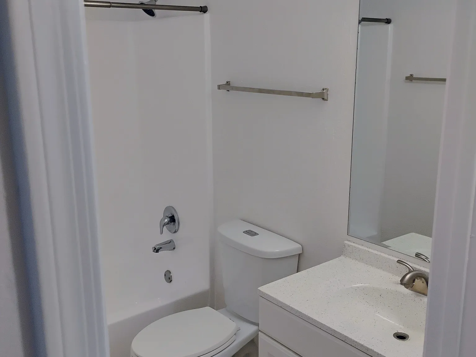 2 bed, 890 sqft, $1,300 — Photo 2
