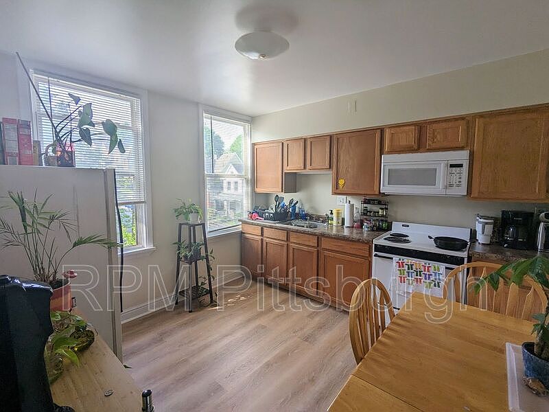 1st image of 546 Greenfield Ave APT 2