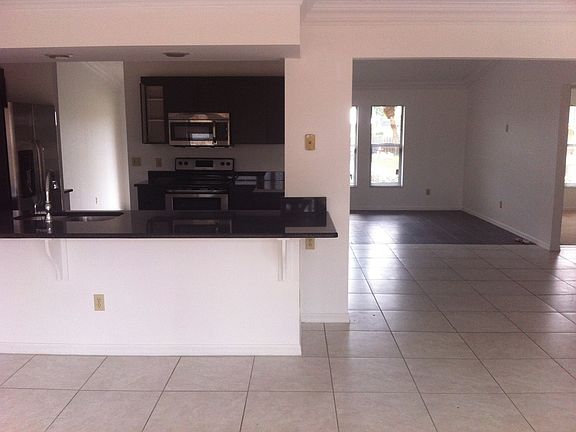 4th image of 1107 SW Gardena Ave