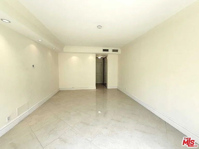 121 S Palm Dr #404 — Photo 32