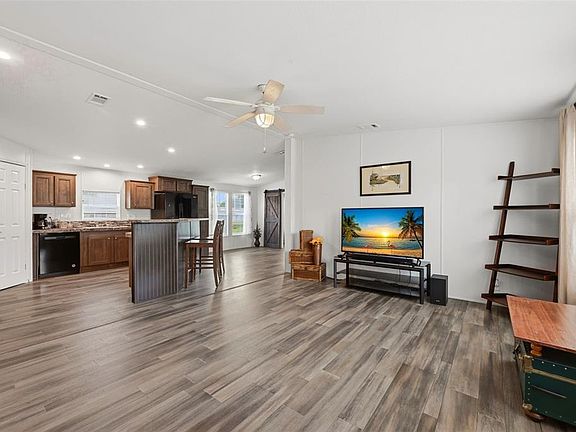 4th image of 209 Ellsworth Dr