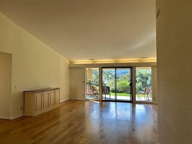 3 bed, 2.5 bath, 2055 sqft, $5,500 — Photo 3