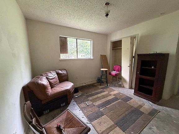 5th image of 1300 Lois St