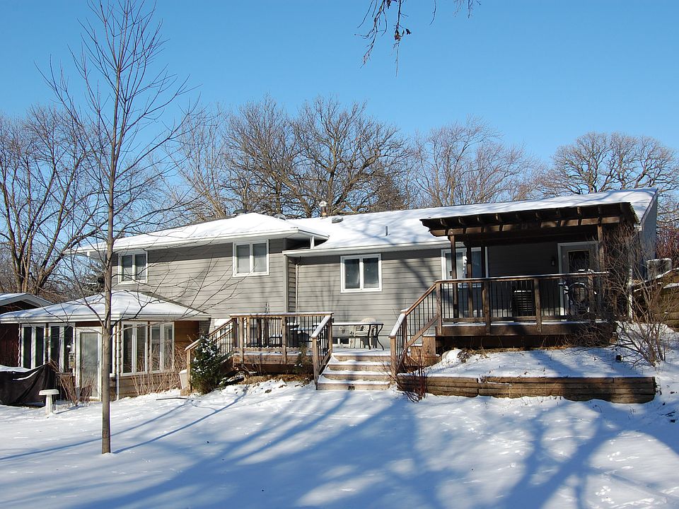 2nd image of 302 E Oak St