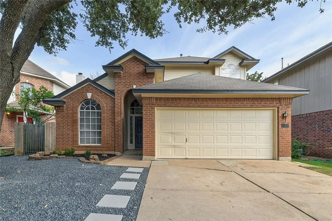 4 bed, 2.5 bath, 1960 sqft, $2,300 — Photo 2