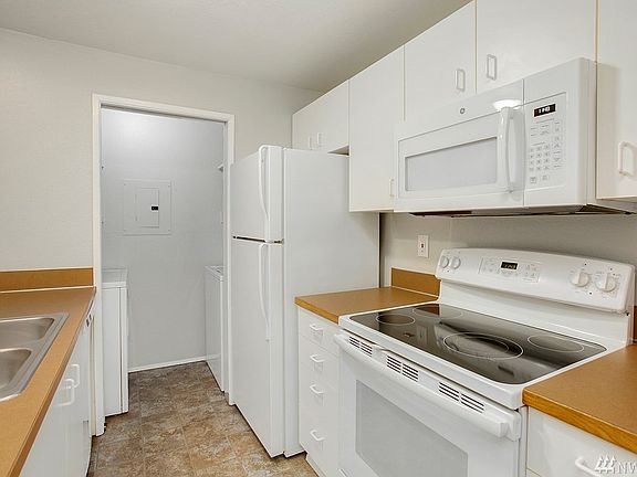 4th image of 15433 Country Club Dr Unit D201