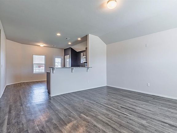 3rd image of 1914 Oak Tree Ct