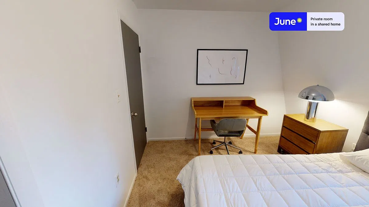 Full bedroom in 5 bed/2 bath home in Logan Circle #415 2C — Photo 4