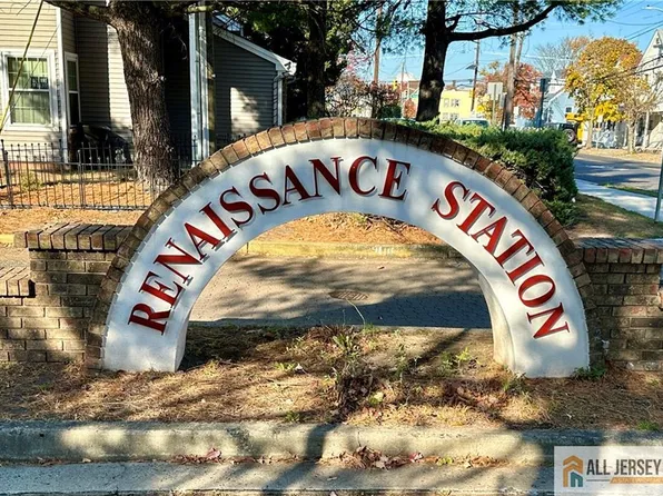 4 Renaissance Ln, New Brunswick, NJ 08901