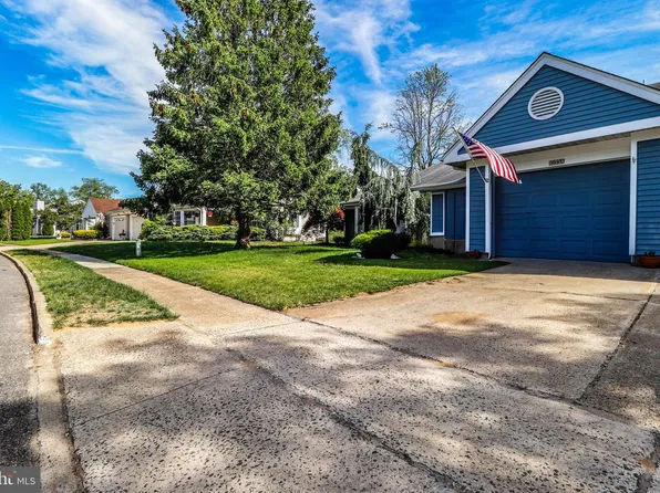 1033A Thornbury Ln, Manchester, NJ 08759
