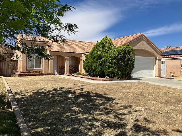 1425 Ridgecrest Ct — Photo 3