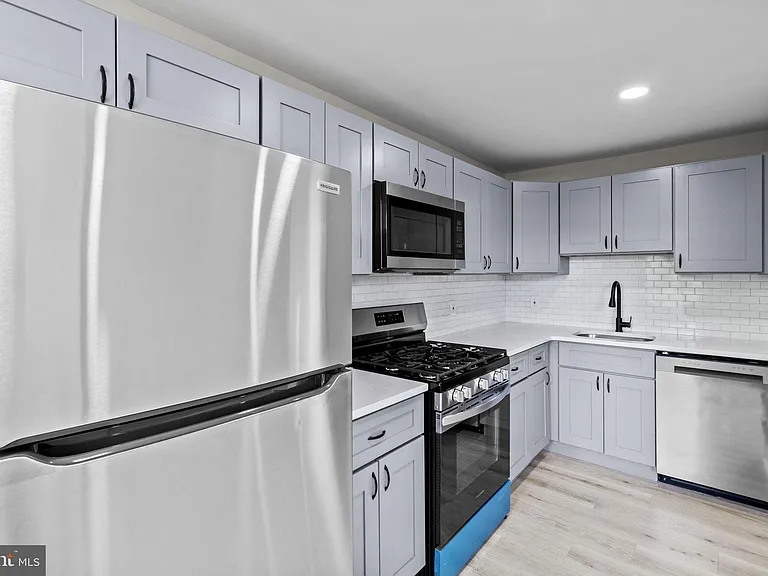 1072 Tremont Dr — Photo 8