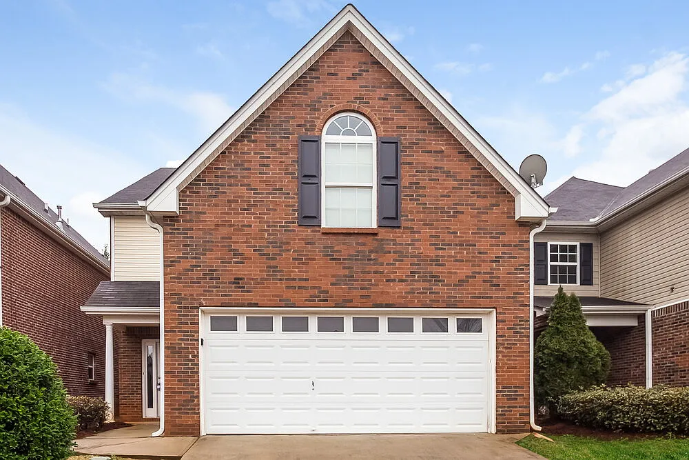 4 bed, 2.5 bath, 1982 sqft, $1,990 — Photo 1