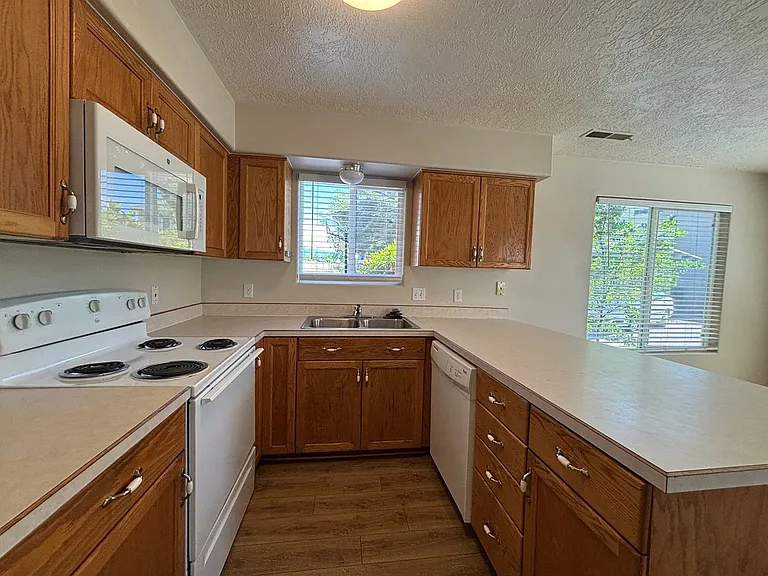425 E 1050 S — Photo 9