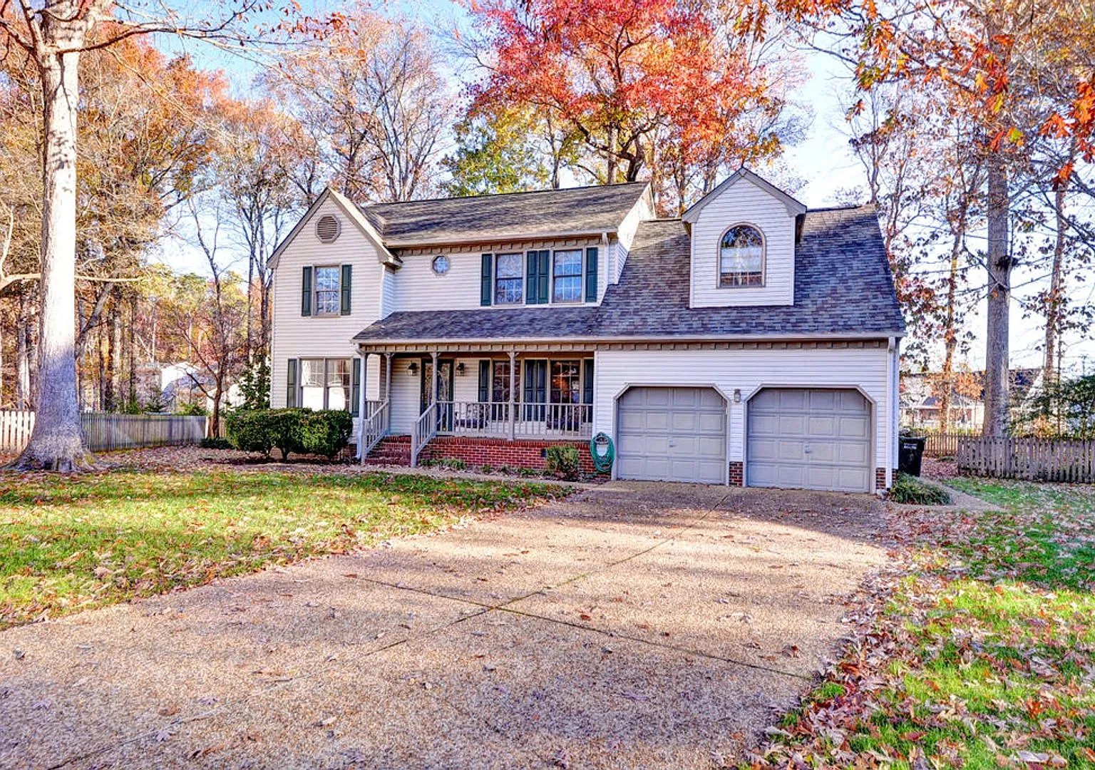 Spacious Home in the Woods of Tabb Neighborhood — Photo 2