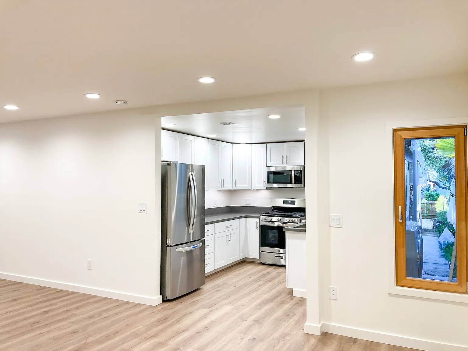 2 bed, 950 sqft, $5,500 — Photo 3