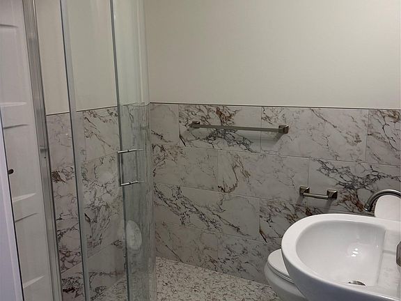 5th image of 20 Campwoods Rd APT 2R