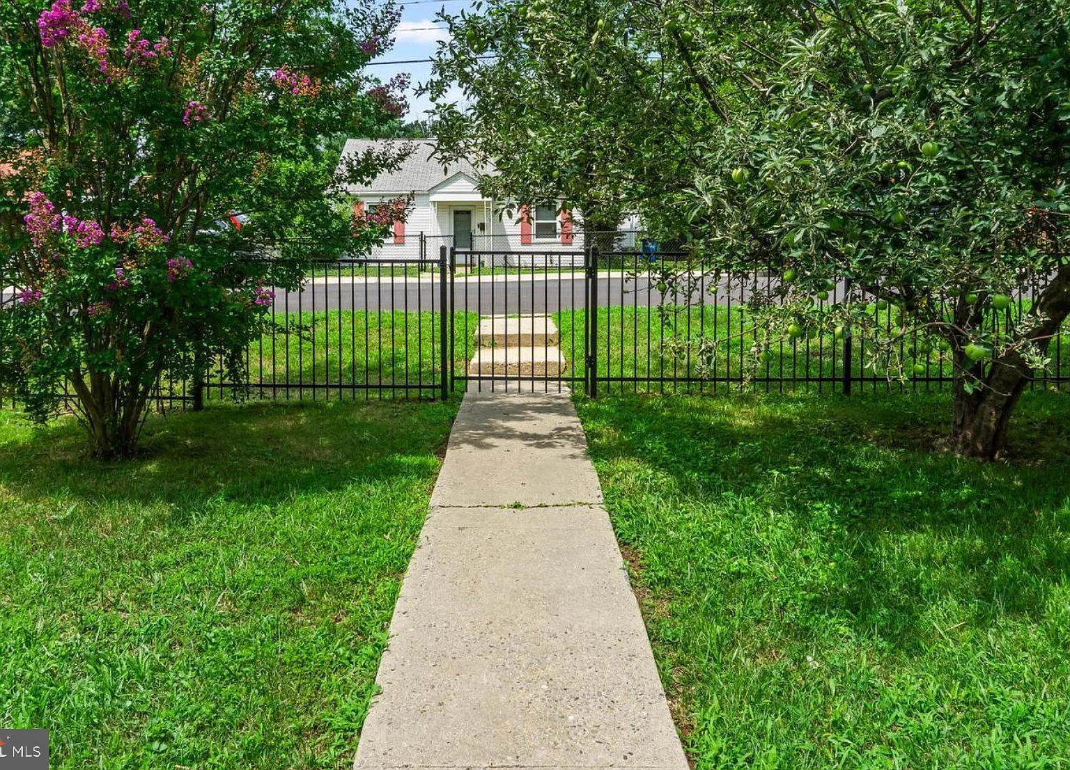 2 bed, 1.0 bath, 792 sqft, $2,250 — Photo 3