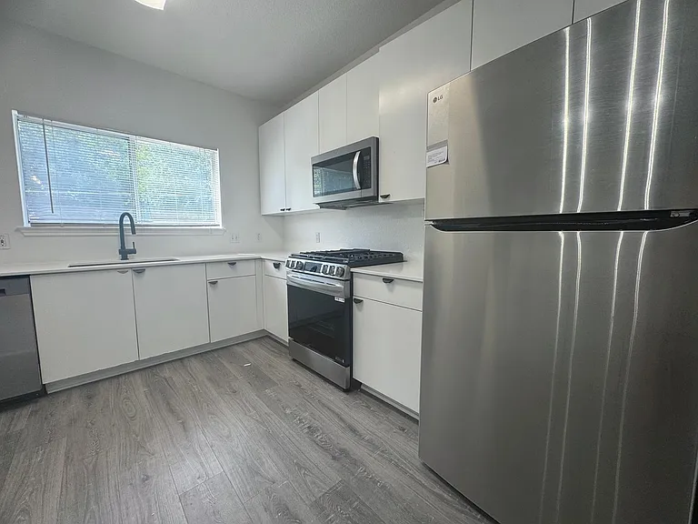 3410 Speedway #B — Photo 8