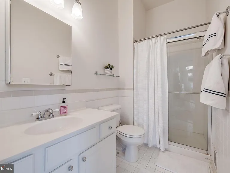 142 W Clement St — Photo 16