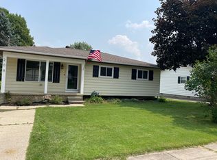 208 Bloomingdale St, Fenton, MI 48430