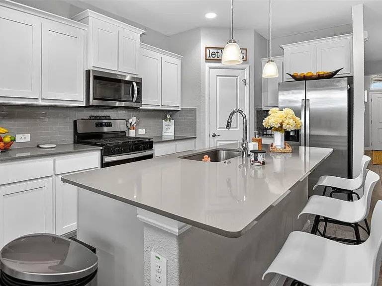 15536 Halstead Ln — Photo 3