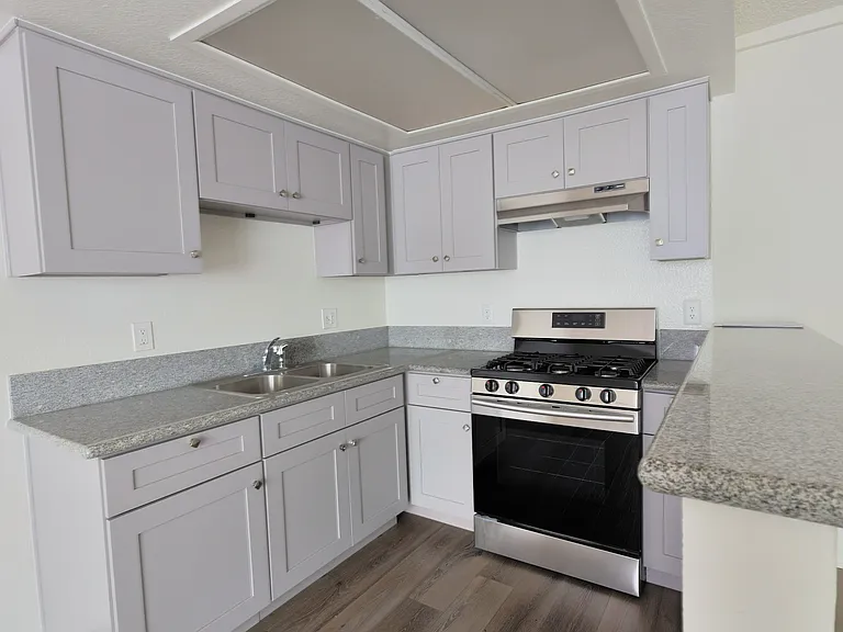 2928 Leeward Ave — Photo 3