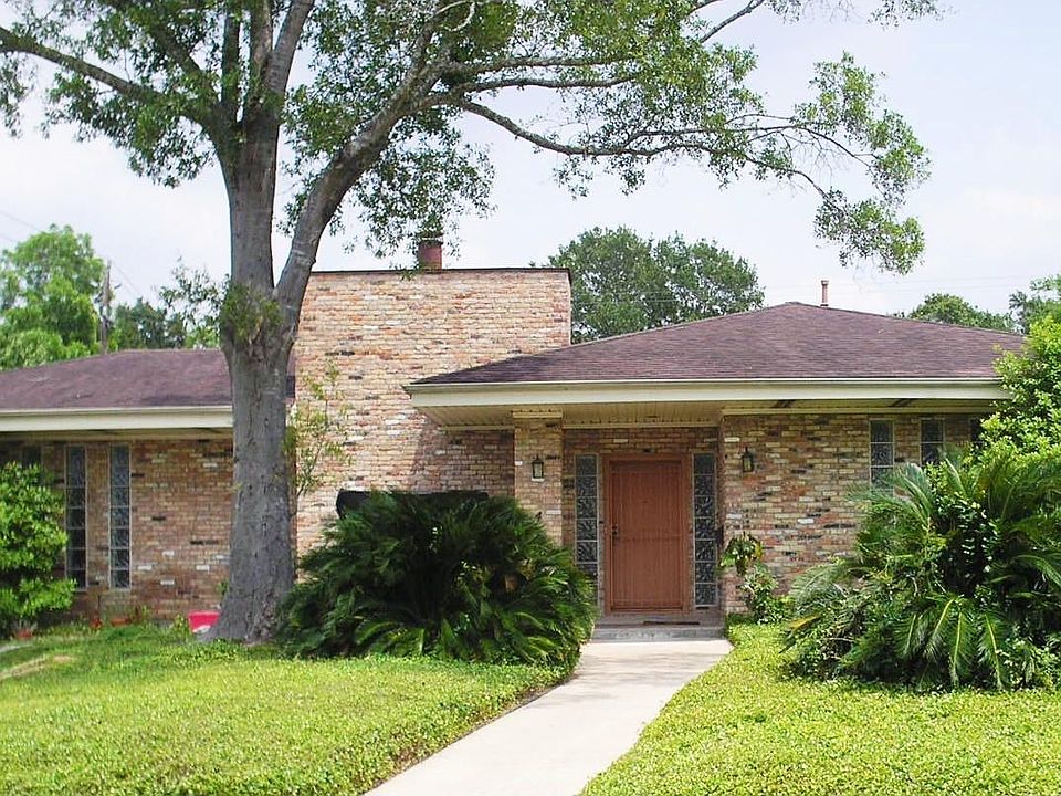 Architectural lines and lush landscaping