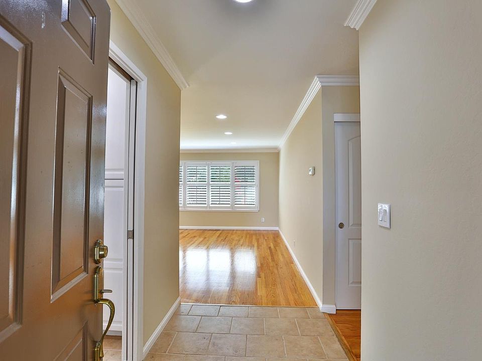 1st image of 5011 Moorpark Ave