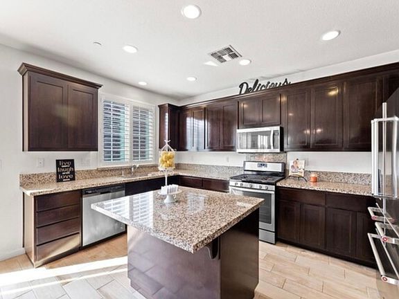 3rd image of 1161 Oakbriar Cir