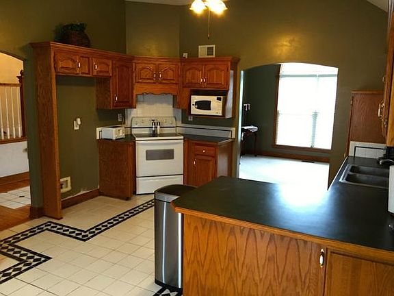 4th image of 207 NE Lamplighter Ln