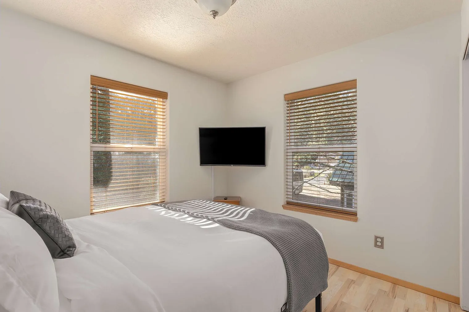3 bed, 2.0 bath, 1313 sqft, $5,560 — Photo 3
