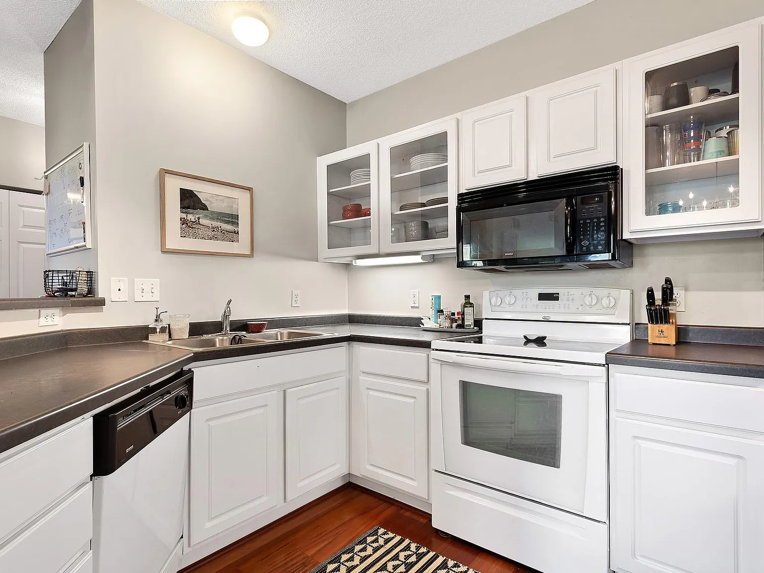 2 bed, 1.0 bath, 937 sqft, $1,995 — Photo 1