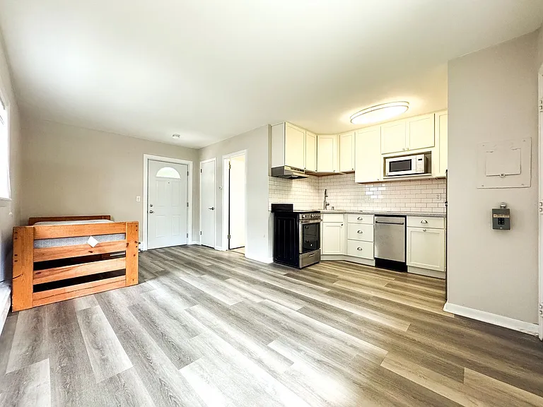 152 E Johnson St — Photo 4