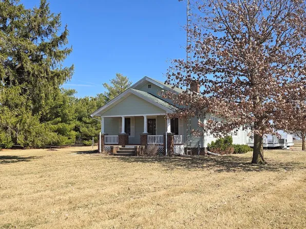 10570 Waverly Rd, Waverly, IL 62692