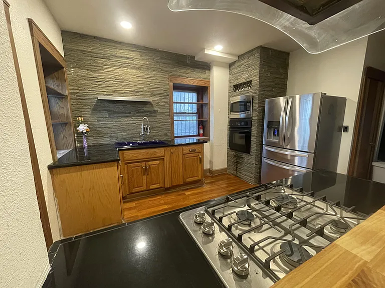 Huge kitchen & high-end appliances