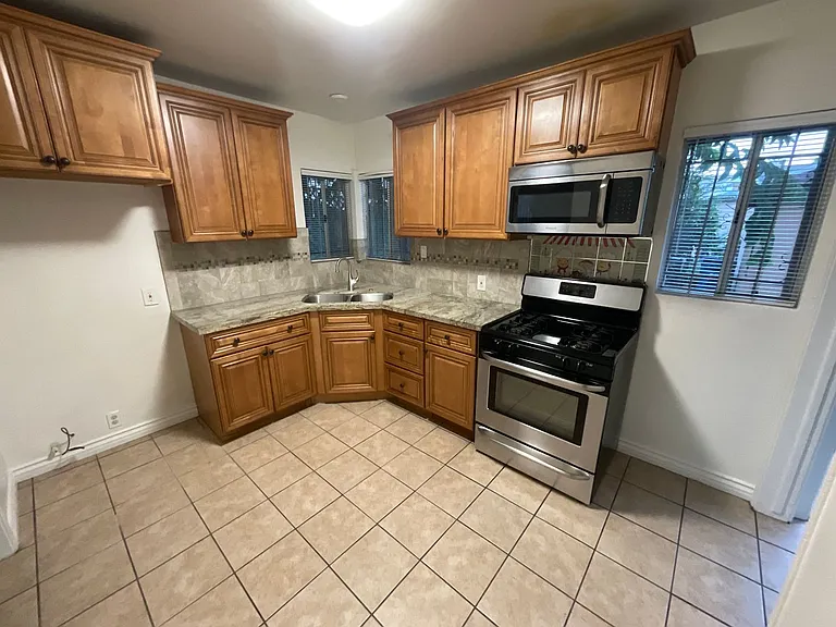 519 S Tamarind Ave — Photo 5