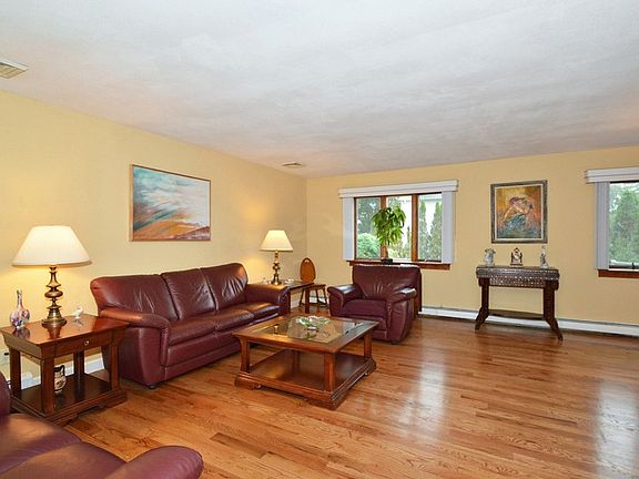 4th image of 522 Elder Ln