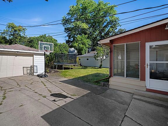 3rd image of 4528 Taft Rd