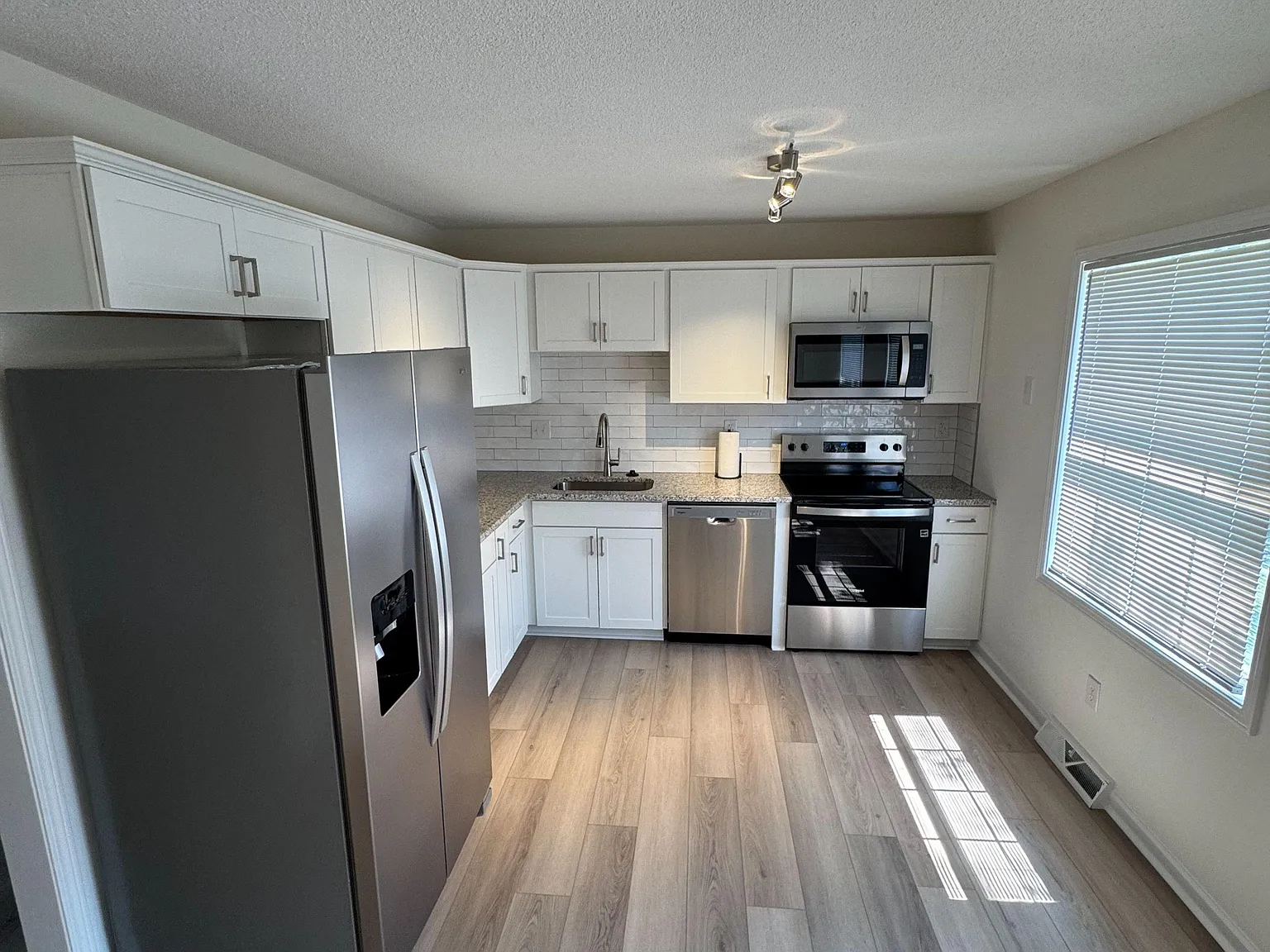 4 bed, 2.0 bath, 1632 sqft, $1,044 — Photo 3