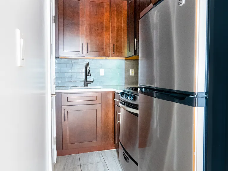 238 E 24th St #5B — Photo 4