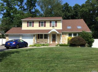 607 Terry Rd, Hauppauge, NY 11788