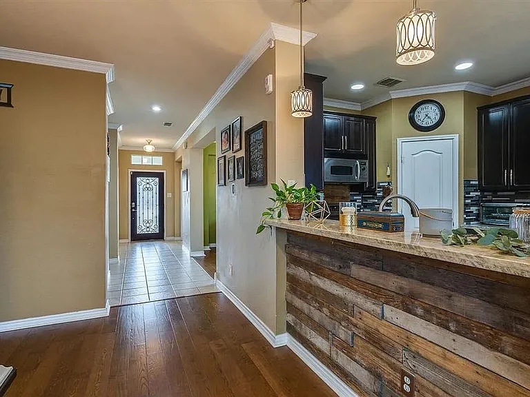 1112 Manassas Dr — Photo 2