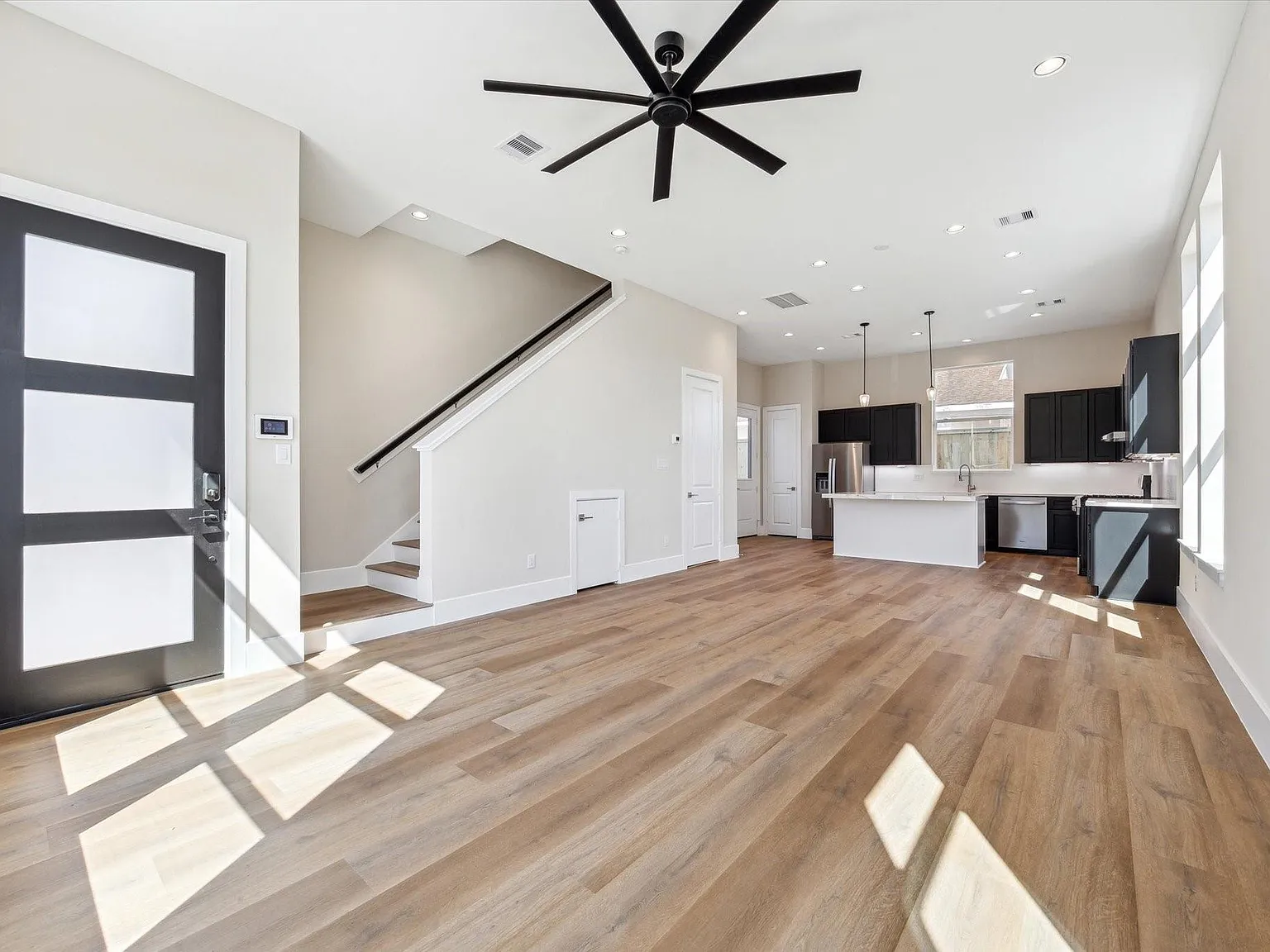 3 bed, 2.5 bath, 1918 sqft, $2,600 — Photo 2