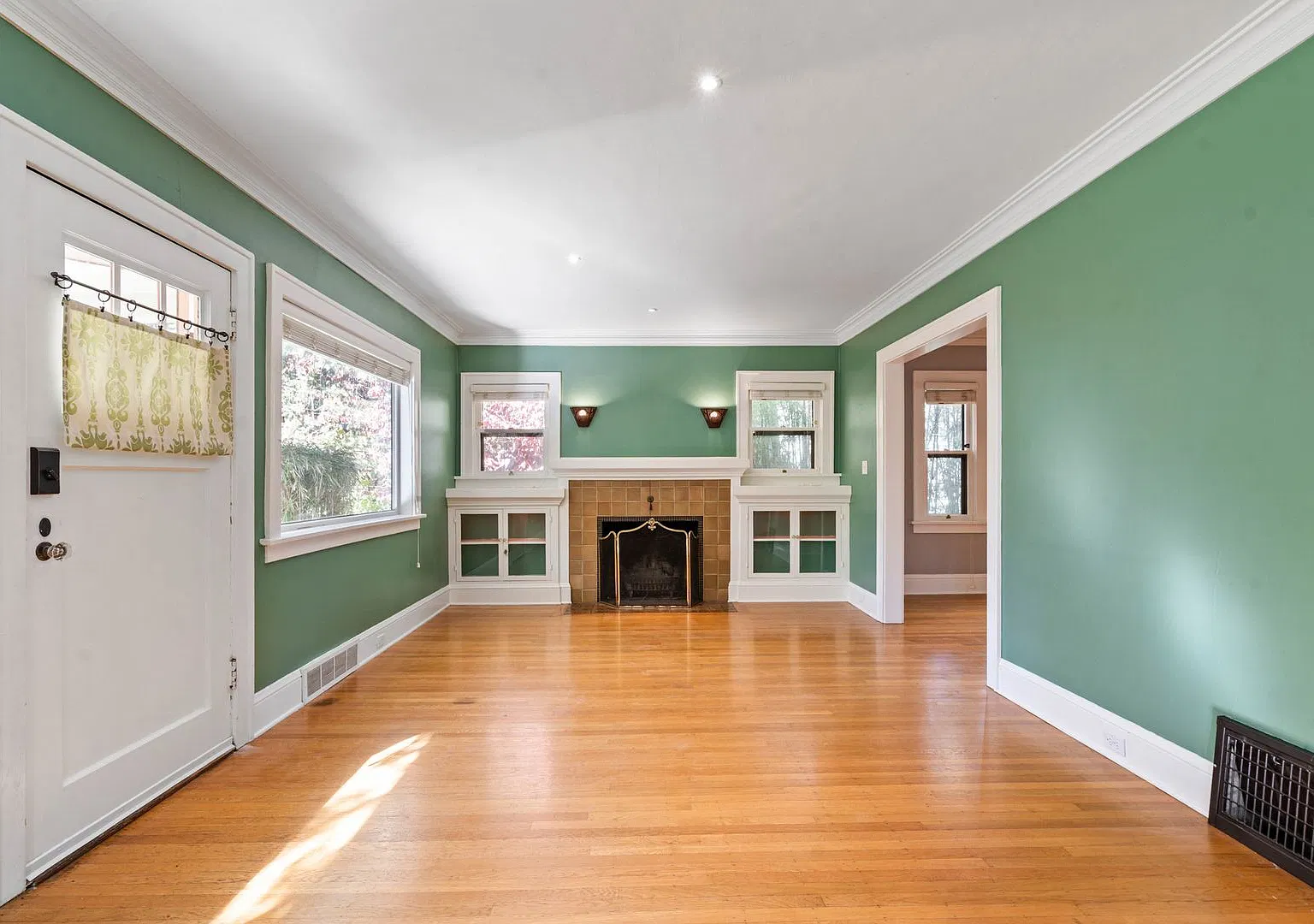 Classic, immaculate 2-bdrm/2-bath 1920s Craftsman charmer. W/D, central AC, garage, mature landsc... — Photo 4