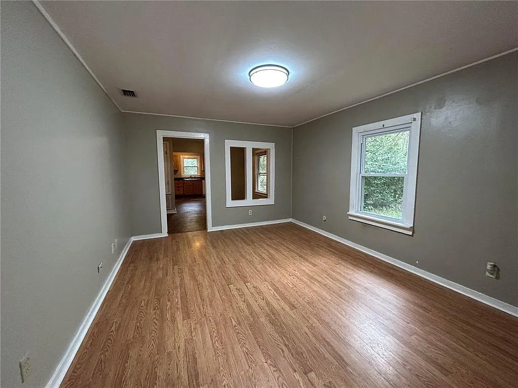2 bed, 1.0 bath, 8908 sqft, $1,000 — Photo 3