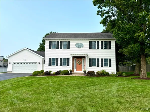 14 Augusta Dr, New Hartford, NY 13413